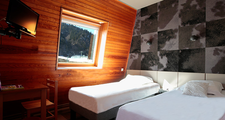 Chambre d'hôtel confortable avec vue montagne